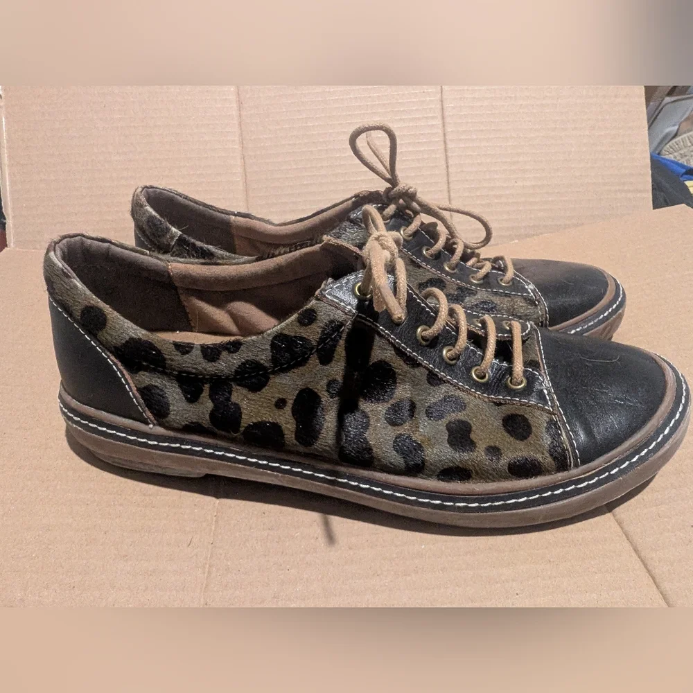 L'artiste Women's Leopard Print Lace-Up Casual Sneakers - Black & Olive